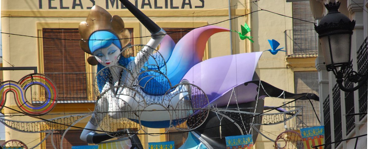 Ninot Falla junto a Plaza Redona