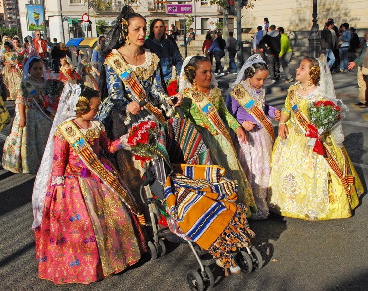 Falleras en procesión