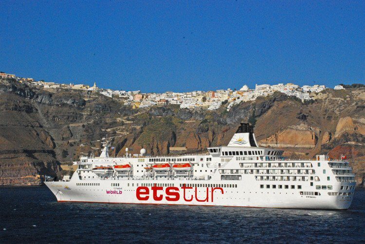 Cruceros en el puerto de Santorini