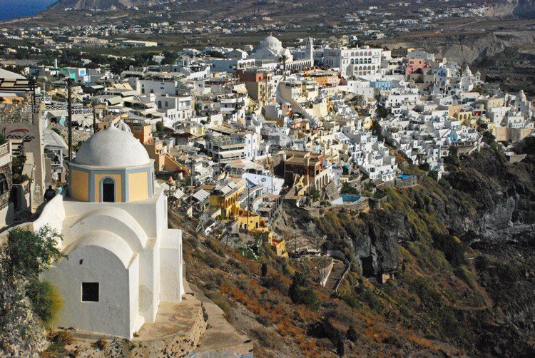 Vista de Thira desde el camino de la costa
