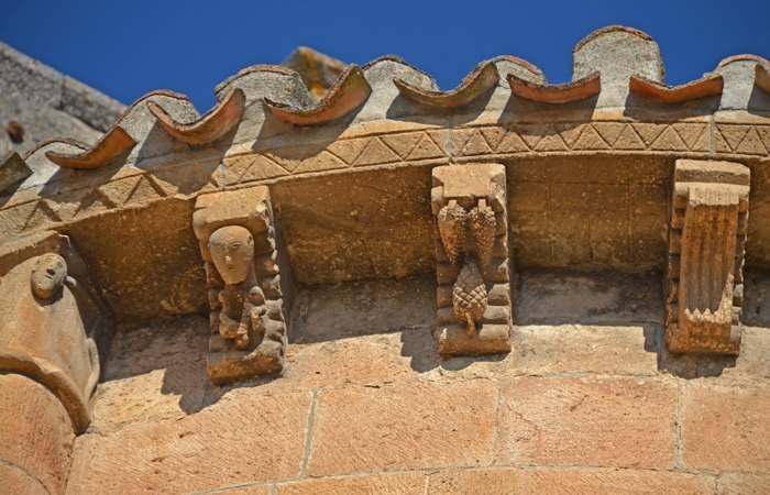 Canecillos románicos
