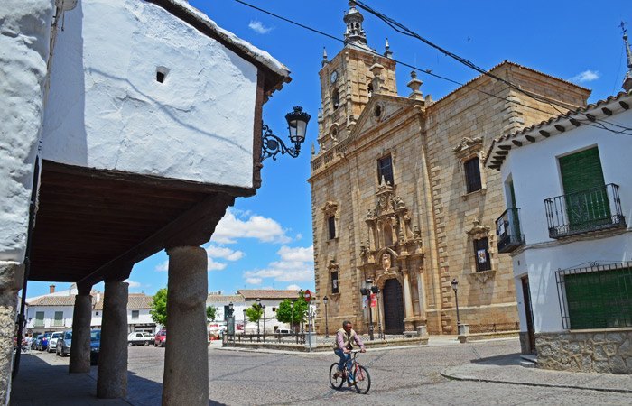 Plaza Mayor e Iglesia Santo Tomás Apóstol