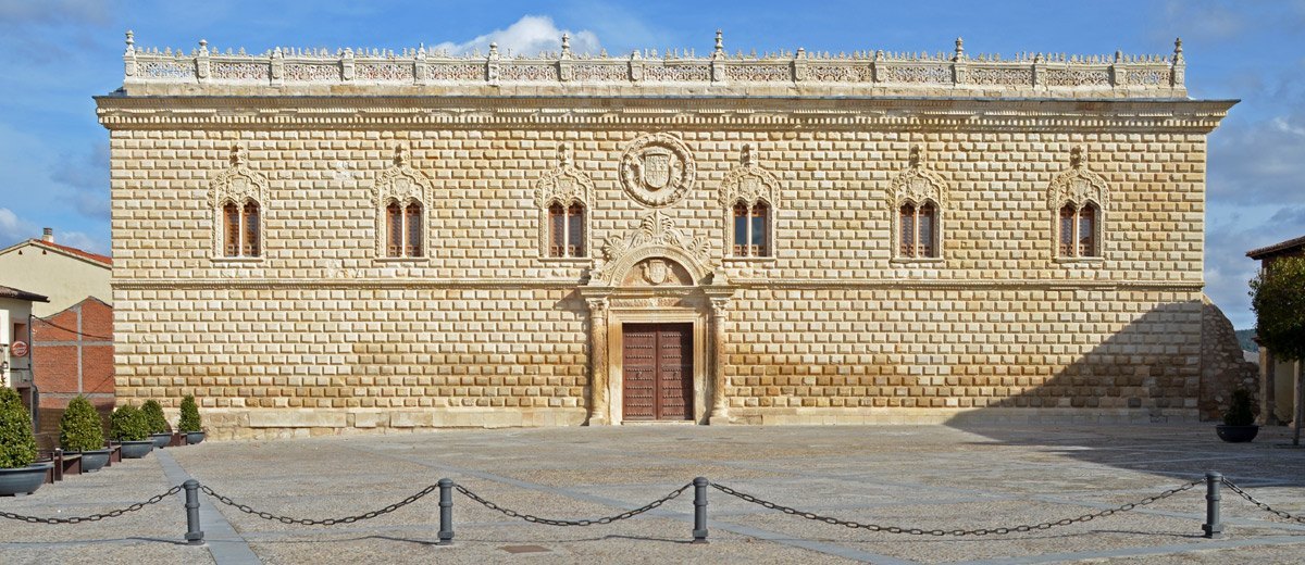 Fachada Principal del Palacio de los Duques de Medinaceli en Cogolludo