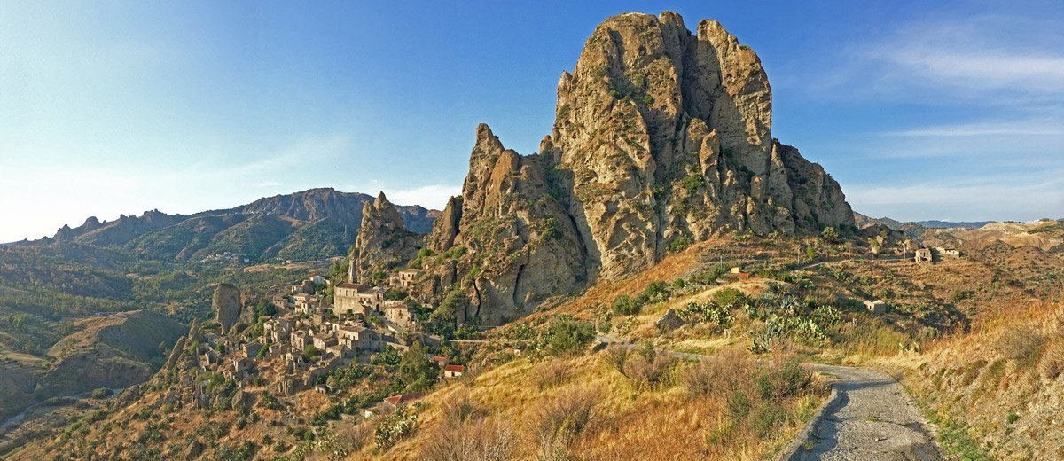 Vista de Pentedattilo desde el cementerio