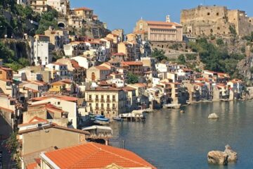 Vista de Chianalea y el Castillo Ruffo - SCILLA