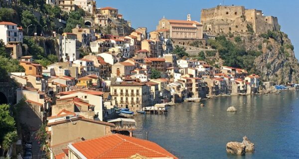 Vista de Chianalea y el Castillo Ruffo - SCILLA