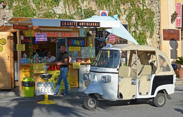 Quiosco y motocarro en Tropea
