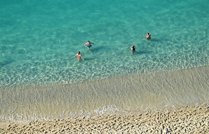 Aguas cristalinas en la playa de Levante - TROPEA
