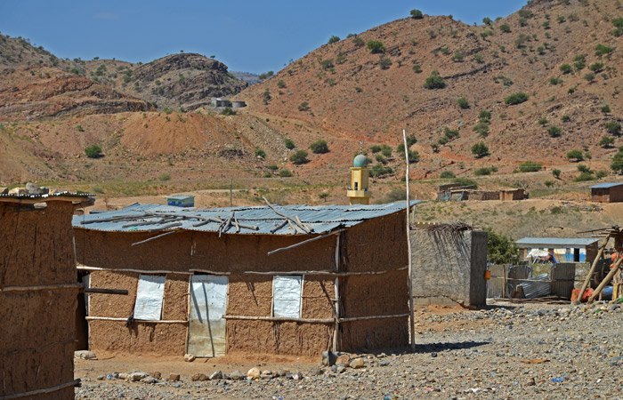 Humildes casas de adobe y entramados de madera y chapa