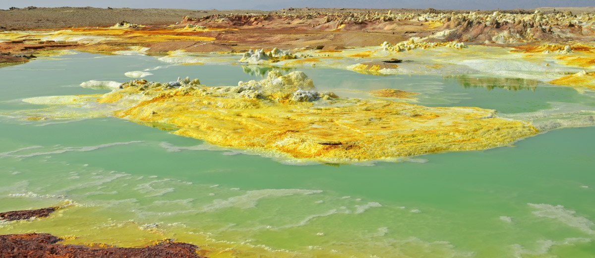 La intensidad del color de los minerales volcánicos produce paisajes de otro planeta