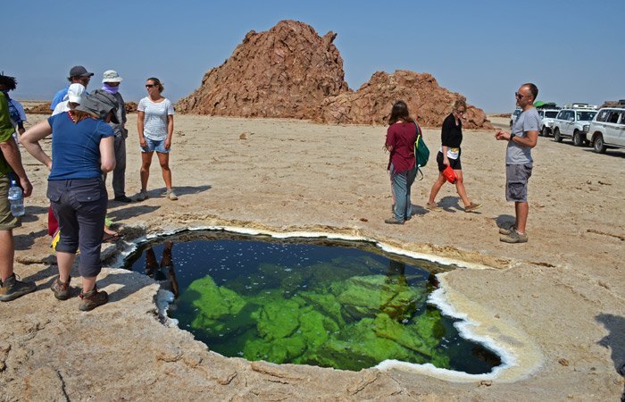 Pozos de agua hipersalina que se abren bajo la corteza de sal pétrea