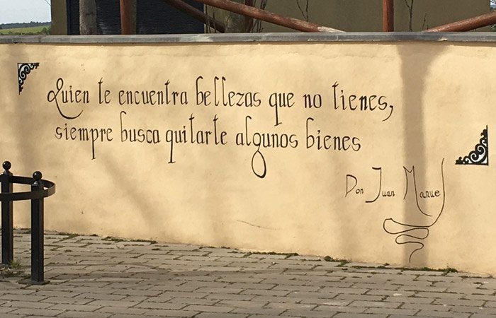 Quien te encuentra bellezas que no tienes, siempre busca quitarte algunos bienes.
