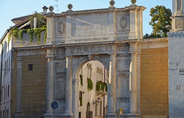 Arco de Vallareso - Piazza del Duomo