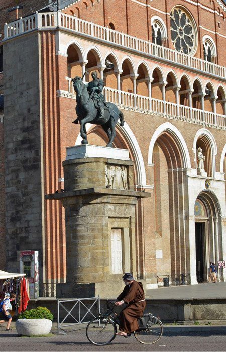 Fraile en bici, Gattamelata y Basilica