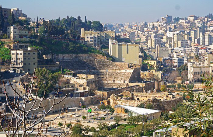 El Teatro Romano incrustado en una colina del centro de Amán