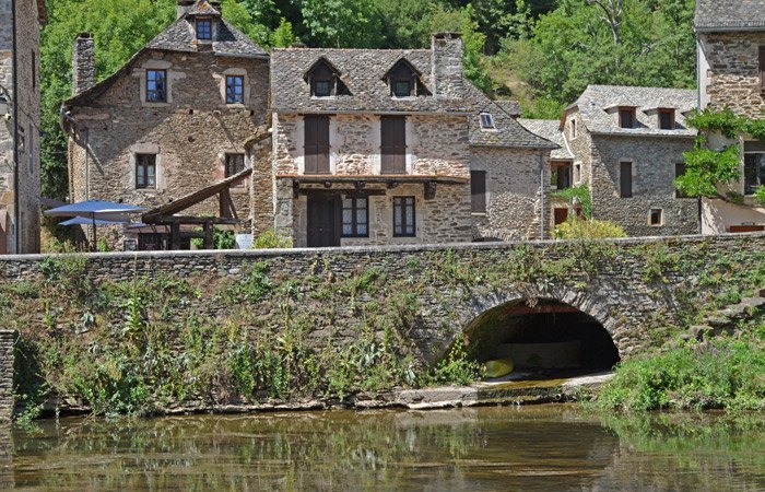Casas junto al río Aveyron