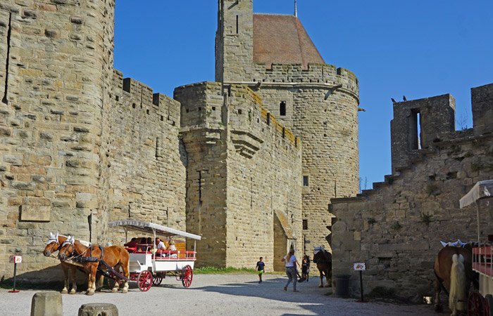 Calesas junto a la muralla