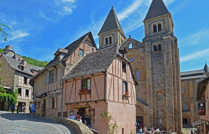 Casas junto a la iglesia