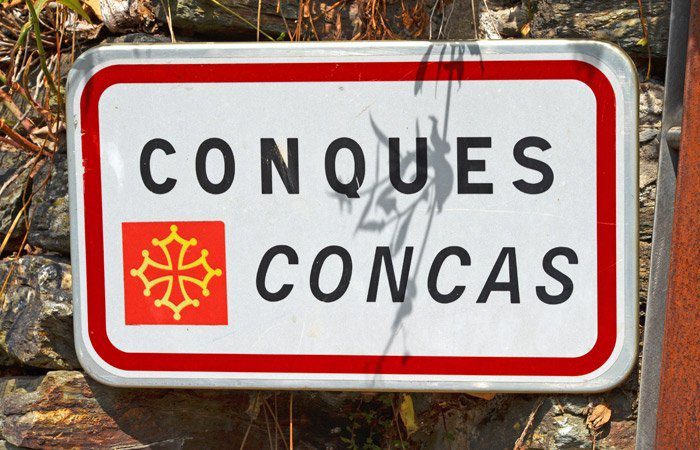 Letrero en francés y occitano