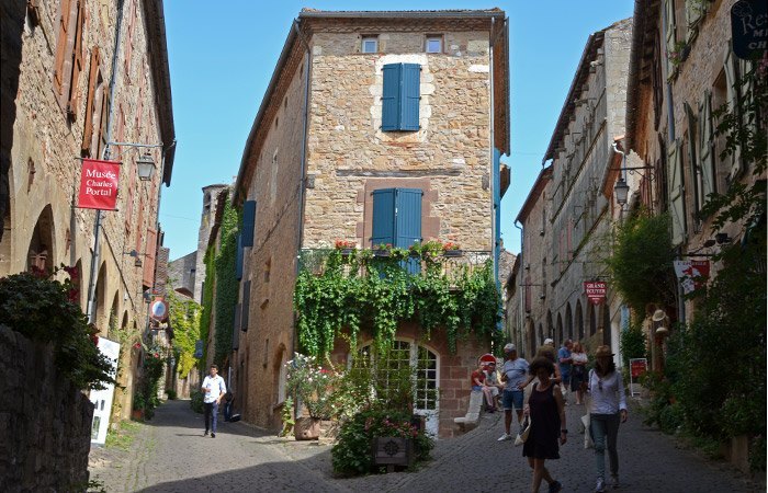 La Rue Saint-Michel y la Grand Rue Raimond VII confluyen en la Porte des Ormeaux