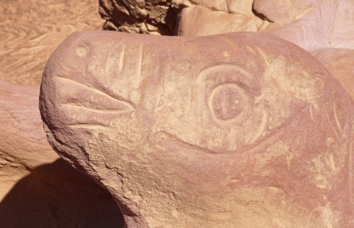 Petroglifo que aprovecha el relieve de la roca