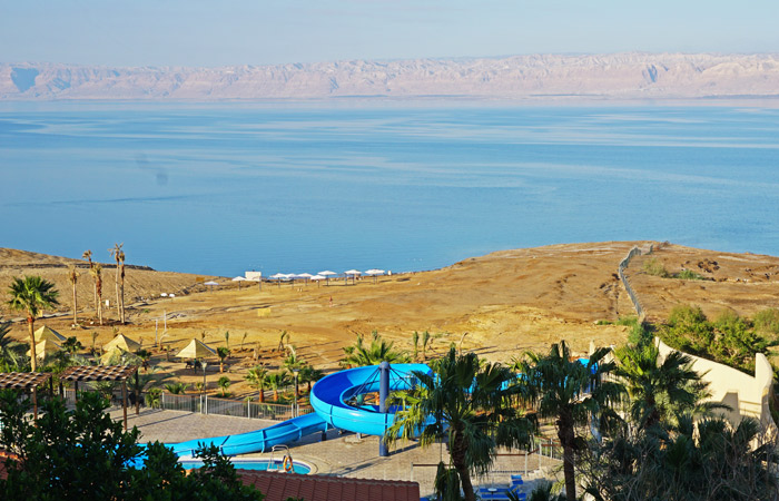 Resort en la Costa Jordana del Mar Muerto: Al fondo Israel