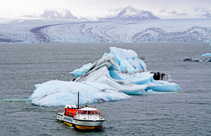 Glaciar, iceberg y barco en Jöulsarlon