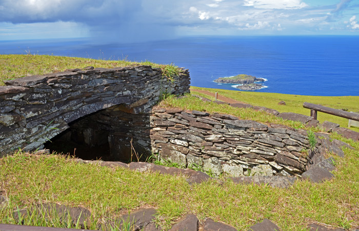 Construcciones Rapa Nui en el Centro ceremonial de Orongo
