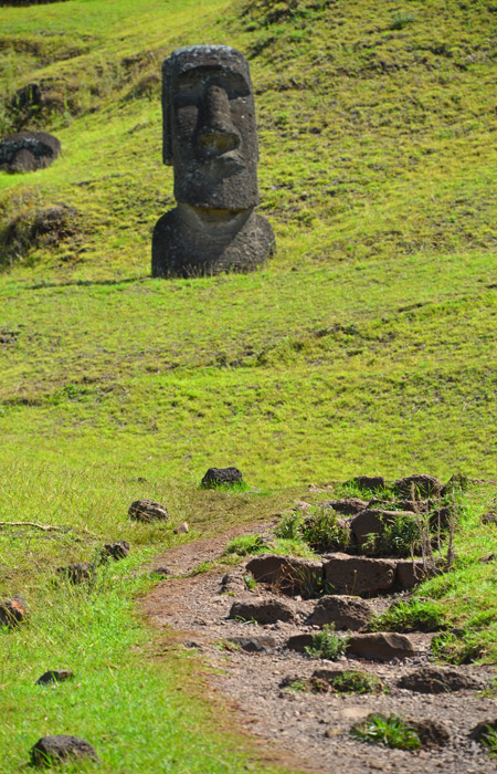 Senderos de visita en Rano Raraku