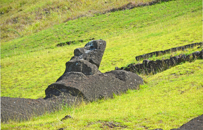 Moais tumbados