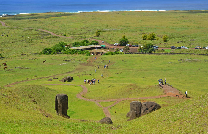 Vista hacia la costa desde las laderas de Rano Raraku