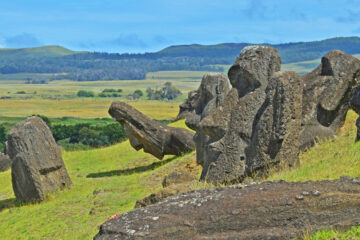 En Rano Raraku hay moais Inclinados, erigidos, tumbados y enterrados