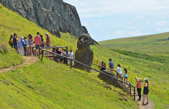 Tukuturi es el único moai arrodillado